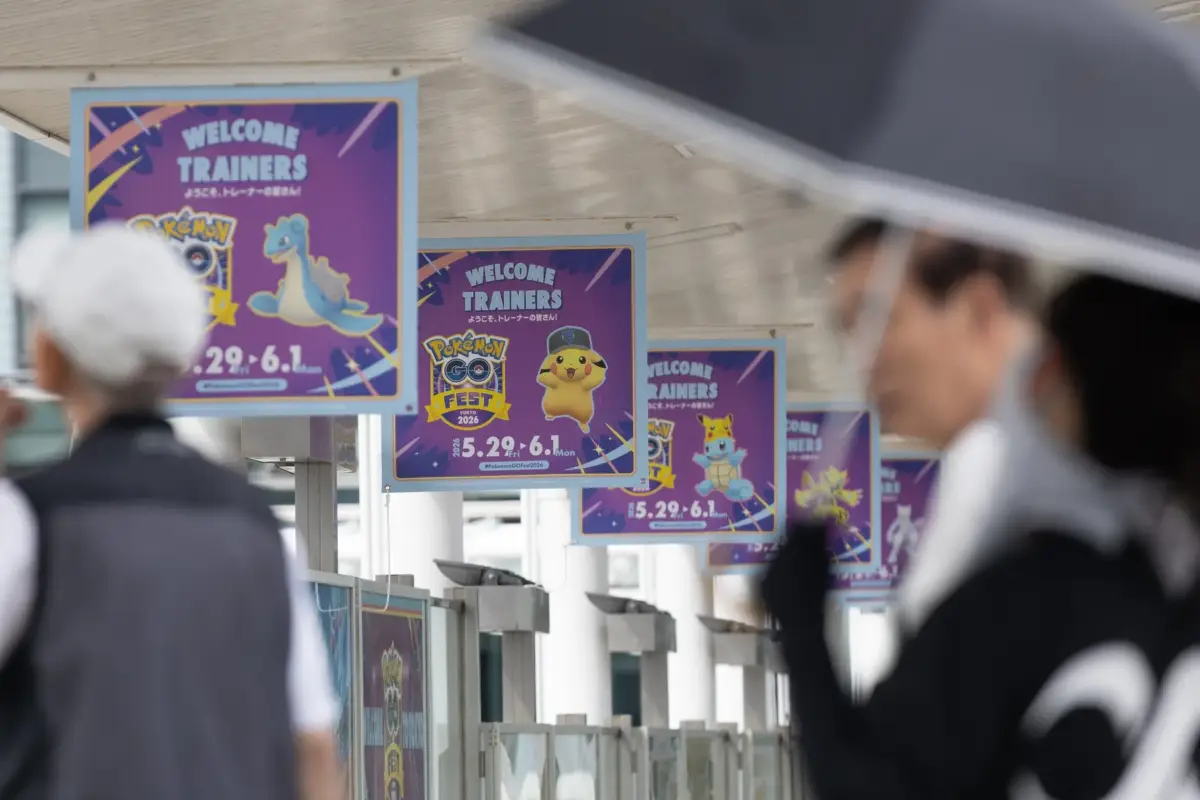 イベントバナーと街の賑わい