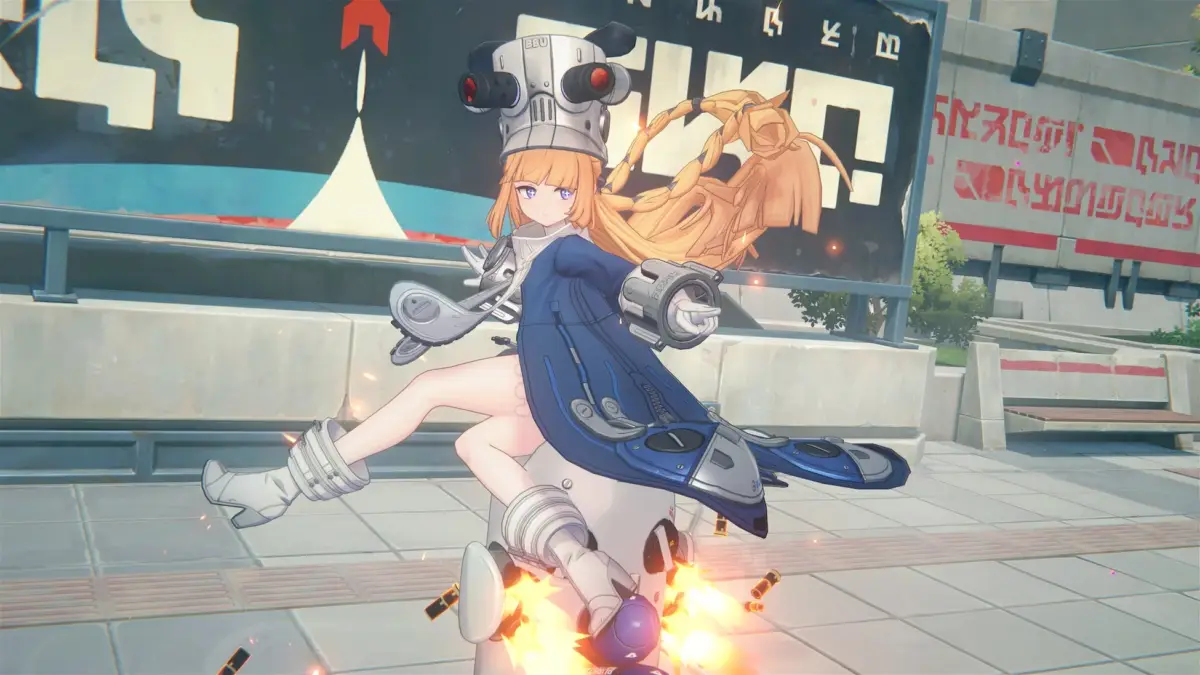 金髪と紫の瞳を持つアニメ風の少女が、未来的な都市を背景に、白い球状のロボットに乗ってダイナミックなポーズをとっている画像。青いコートと白いブーツを着用し、ロボットからはオレンジ色の推進エフェクトが出ている。