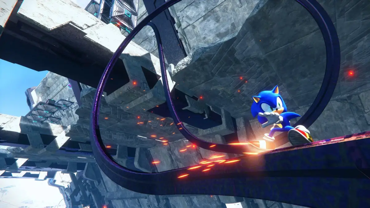ソニックが未来的な構造物の上を疾走するゲームのワンシーン