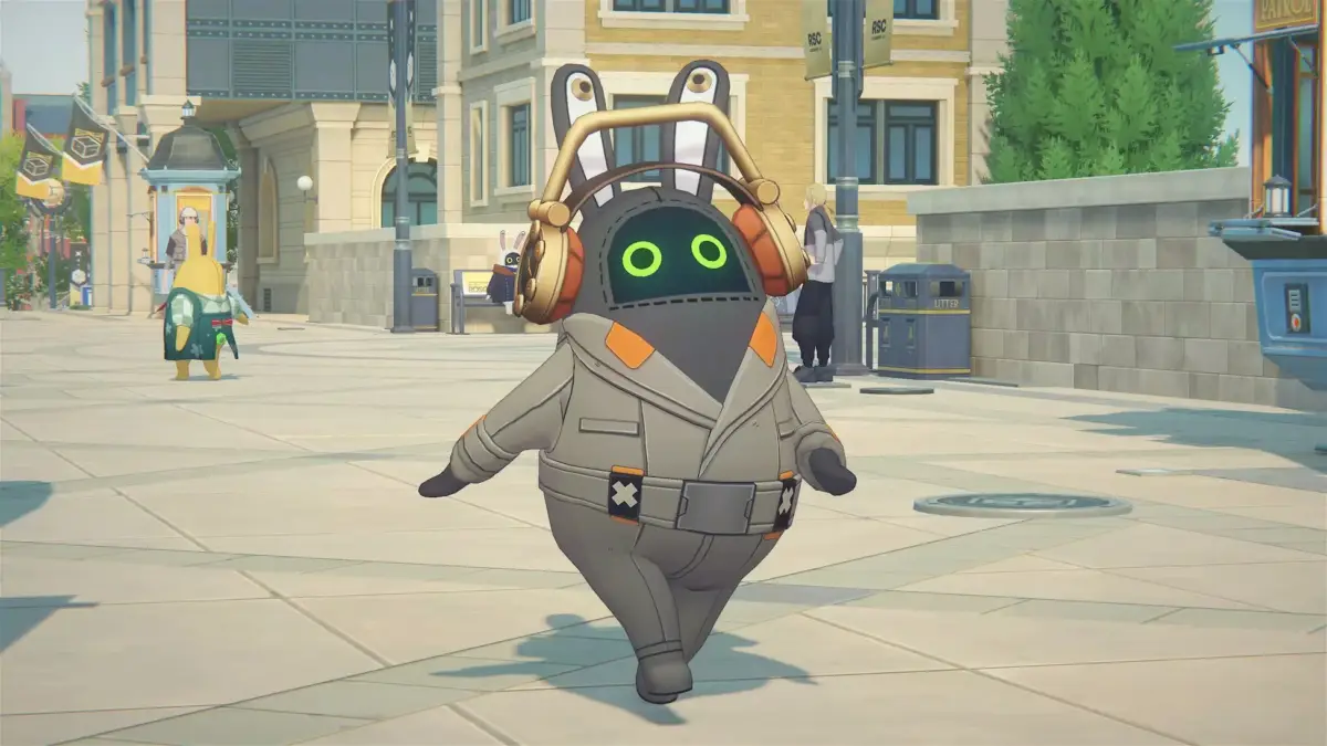 金色のヘッドホンを装着した、緑色の目が光るウサギのようなロボットキャラクターが、明るい都市の広場を歩いているアニメーション風の画像です。背景には他のキャラクターや建物が描かれ、未来的な雰囲気を醸し出しています。