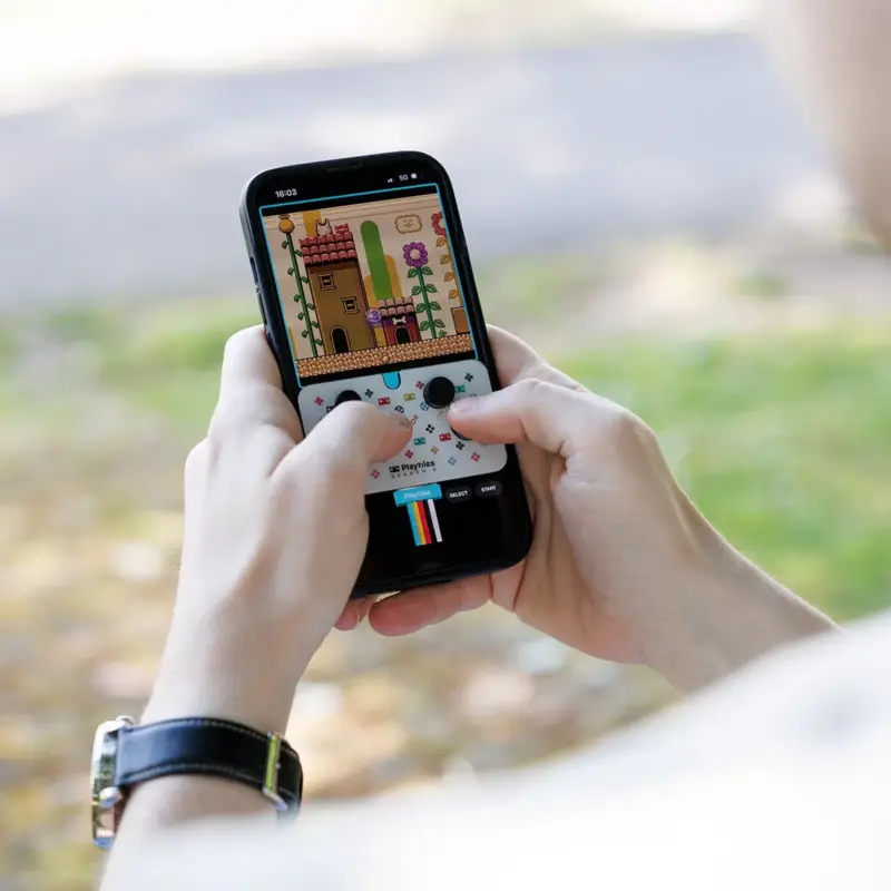 スマホでゲームをプレイしている画像