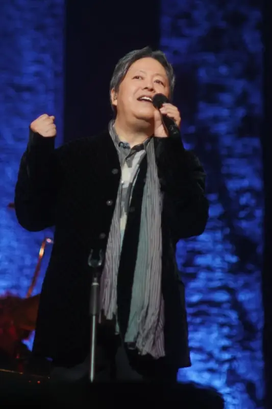 タケカワユキヒデ氏が歌唱している様子