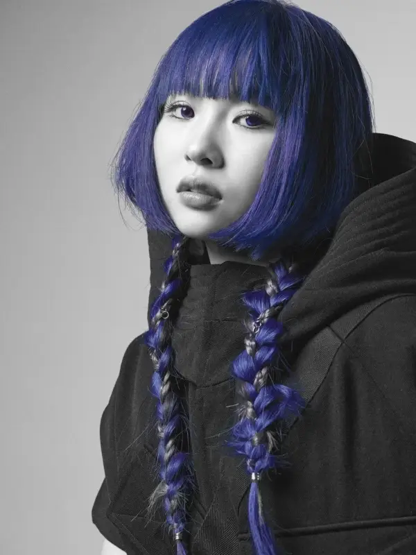 青いボブヘアと三つ編みが特徴的な女性のポートレート