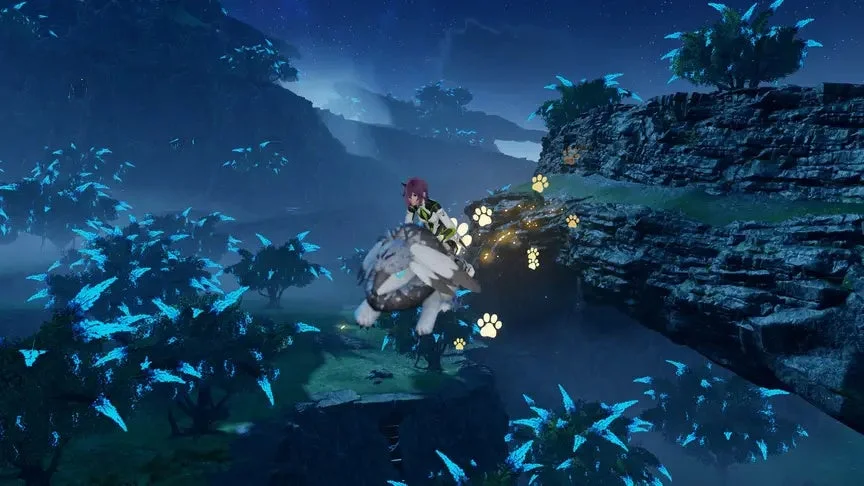 暗い夜の幻想的な風景の中、ピンク色の髪のキャラクターが白い翼のある獣に乗って、光る足跡を辿りながら岩場を飛び越えている。青く光る植物が周囲に広がり、神秘的な雰囲気を醸し出している。