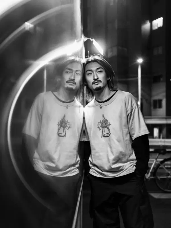 長髪と髭を持つ男性のポートレート