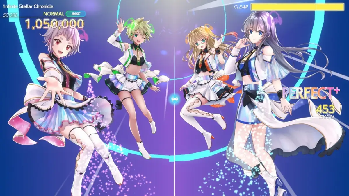 リズムゲームのプレイ画面で、4人のアニメ調のアイドルキャラクターがカラフルなステージでパフォーマンスしている様子。スコアやクリア状況などゲームのUIが表示されている。
