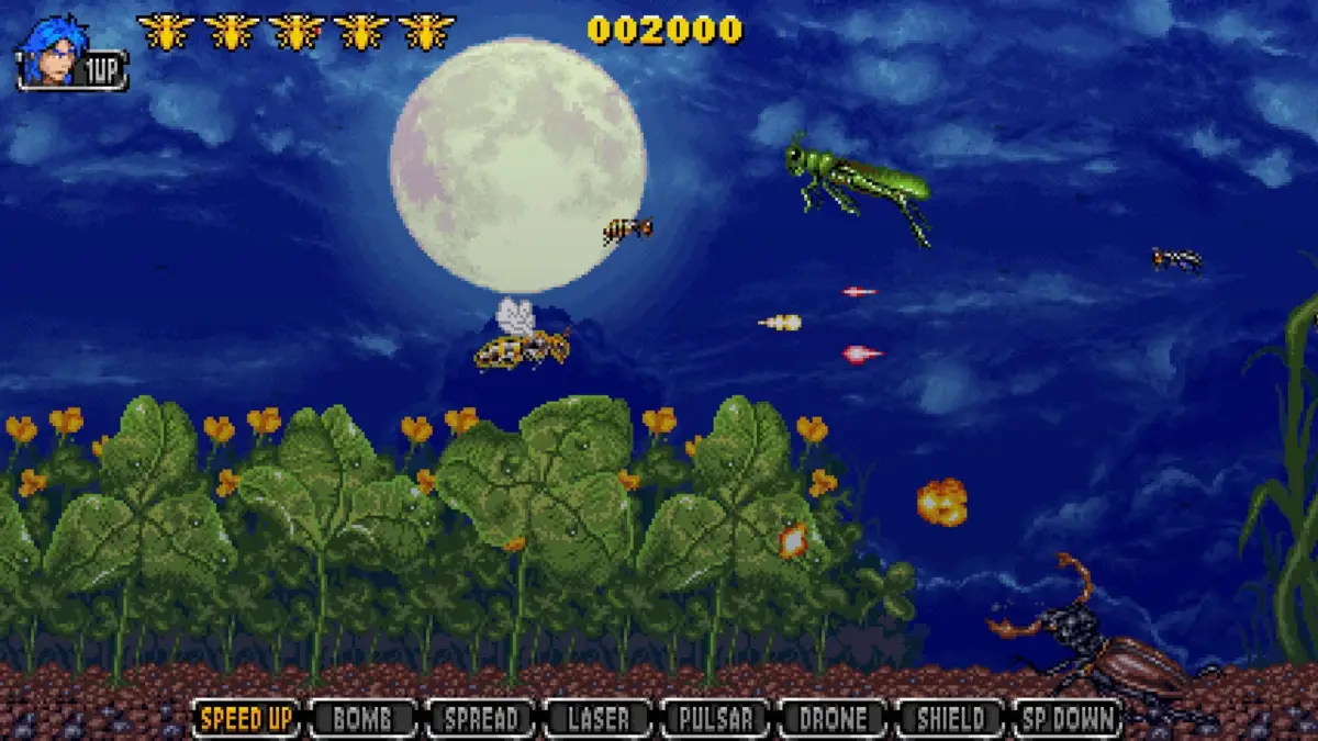 満月が輝く夜空を舞台にした、ピクセルアートのシューティングゲーム画面。昆虫型の自機が様々な敵と戦い、パワーアップアイテムやスコアが表示されている