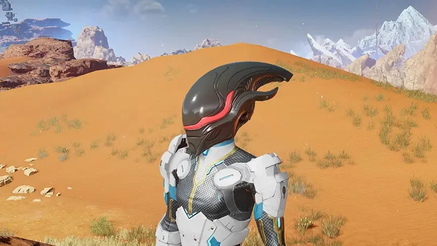 未来的なヘルメットを被ったキャラクターが砂漠に立つ