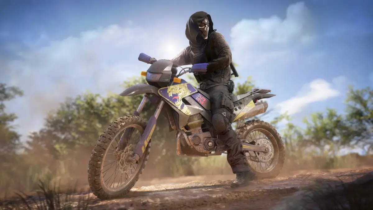 フードを被り仮面をつけた人物が、砂利道でオフロードバイクに乗っている様子です。バイクの側面には龍のようなグラフィックがあり、背景には青空と木々が広がっています。ゲームのキャラクターのような雰囲気があります。