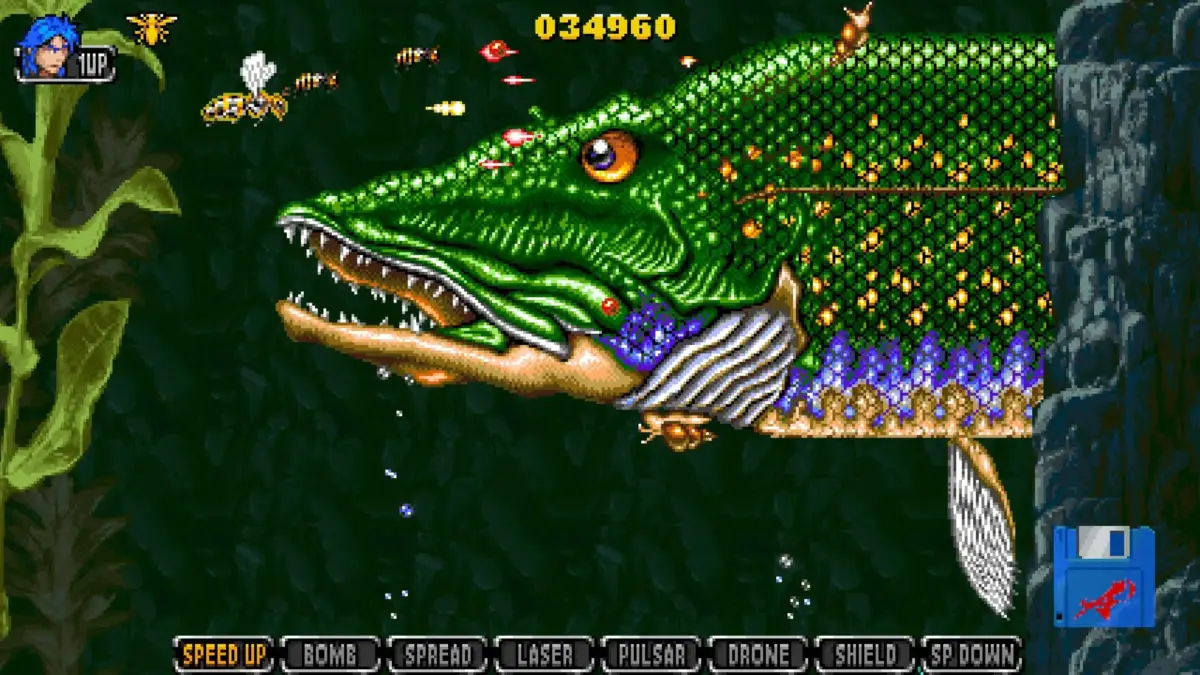ピクセルアートで描かれたシューティングゲームの画面。巨大な緑色の魚のようなボスキャラクター