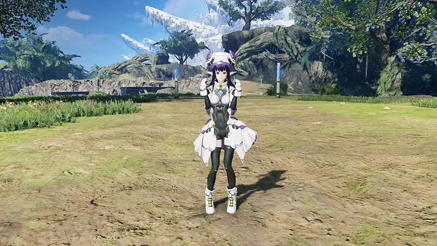 白と紫の衣装をまとった女性キャラクターが屋外フィールドに立つ