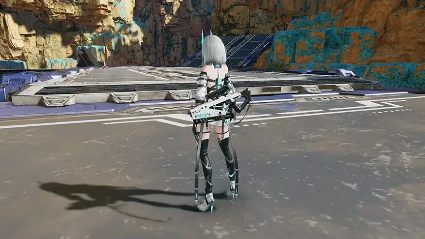 白髪の女性キャラクターが未来的な武器を背負い立つ