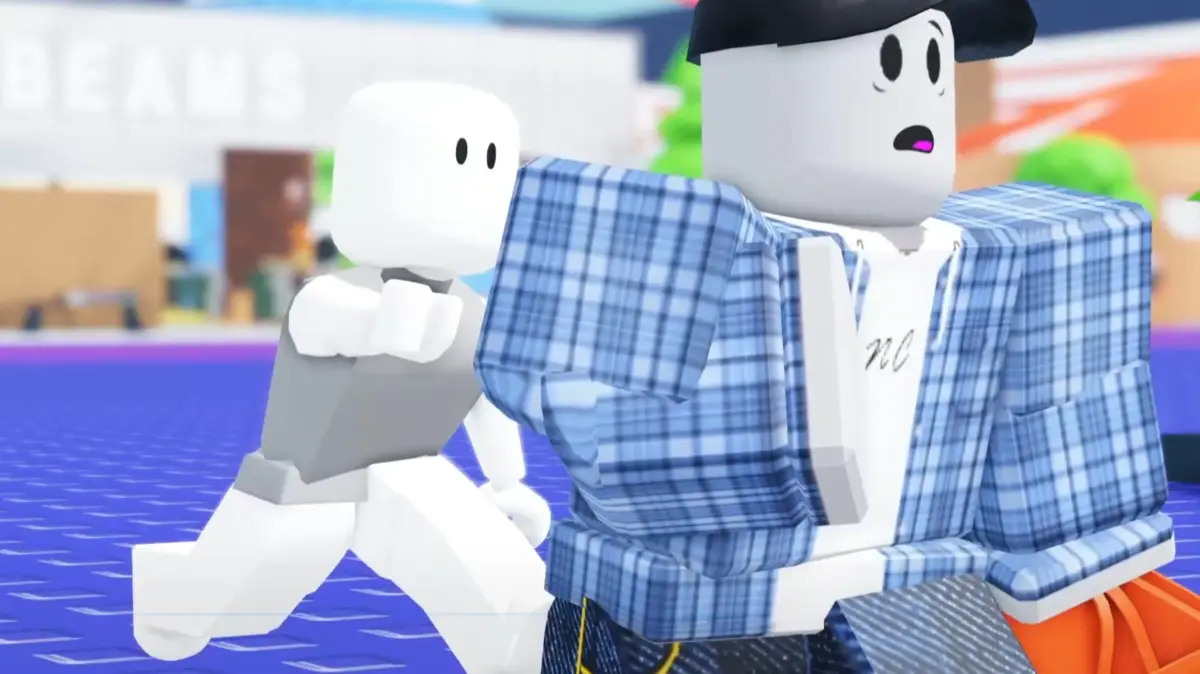 Roblox風のブロックキャラクターが二人。青いチェックシャツのキャラクターは驚いた表情で、もう一人が後ろから追いかけている様子