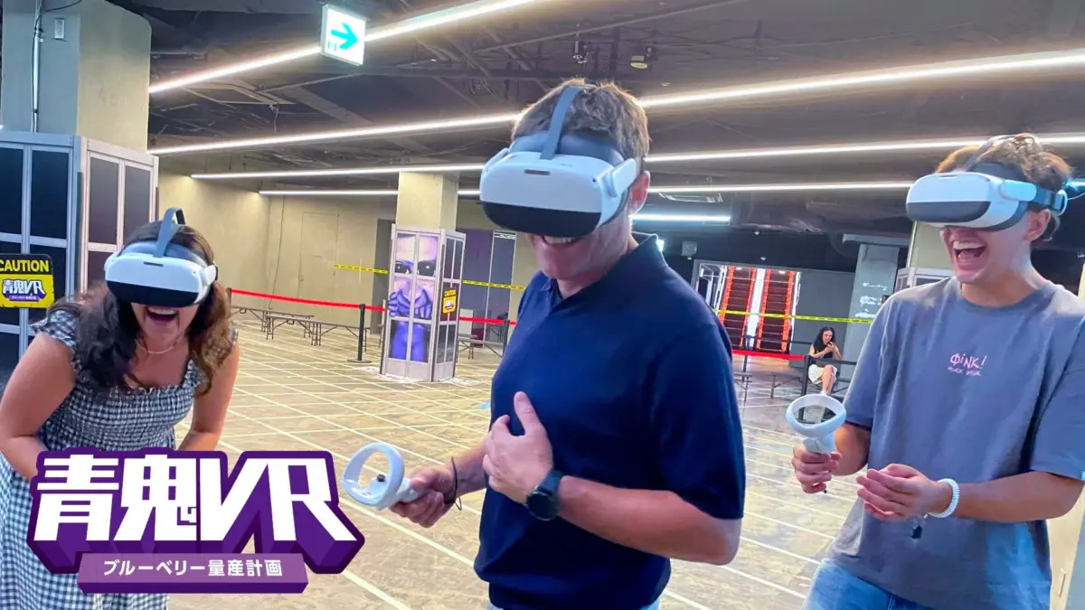 VRヘッドセットを装着し、笑顔でゲームを楽しむ人々