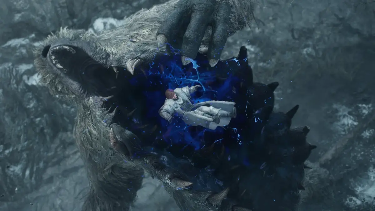 巨大な獣のようなモンスターが人物を捕らえる