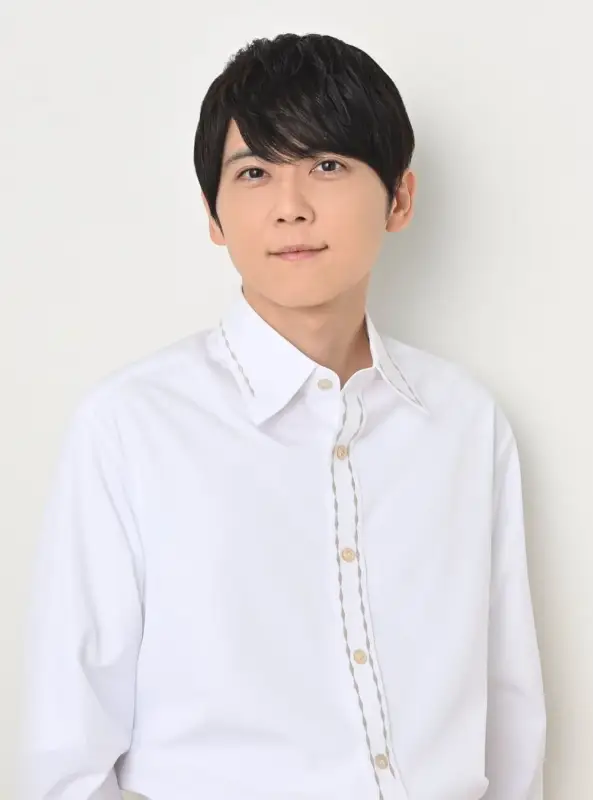 白いシャツを着た若い日本人男性のポートレート。黒い髪で正面を向いており、穏やかな表情
