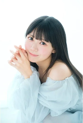 白い背景の前で微笑む若い女性のポートレート