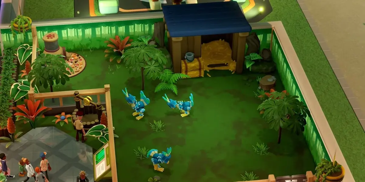 シミュレーションゲームのような視点で、緑豊かな囲いの中に青い鳥のようなファンタジー生物が3匹いる様子