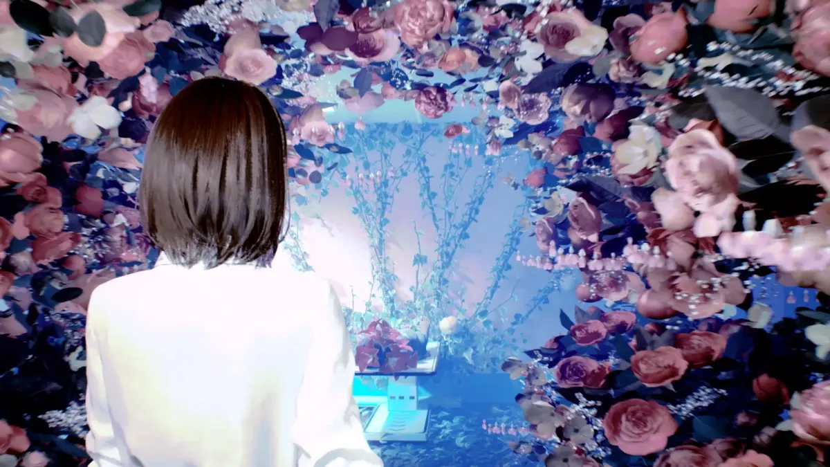 幻想的な花と青い光に満ちた空間の奥を見つめる女性