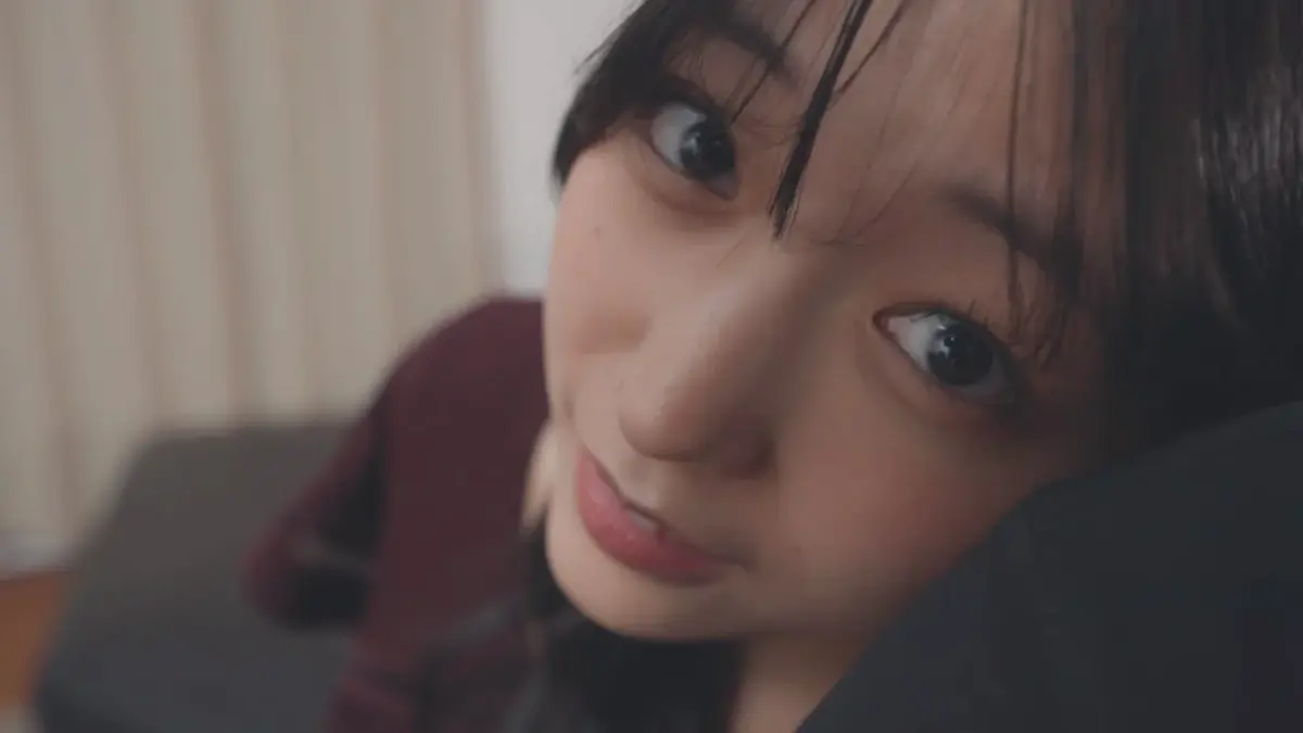 カメラを見つめる若いアジア人女性の顔のクローズアップ写真