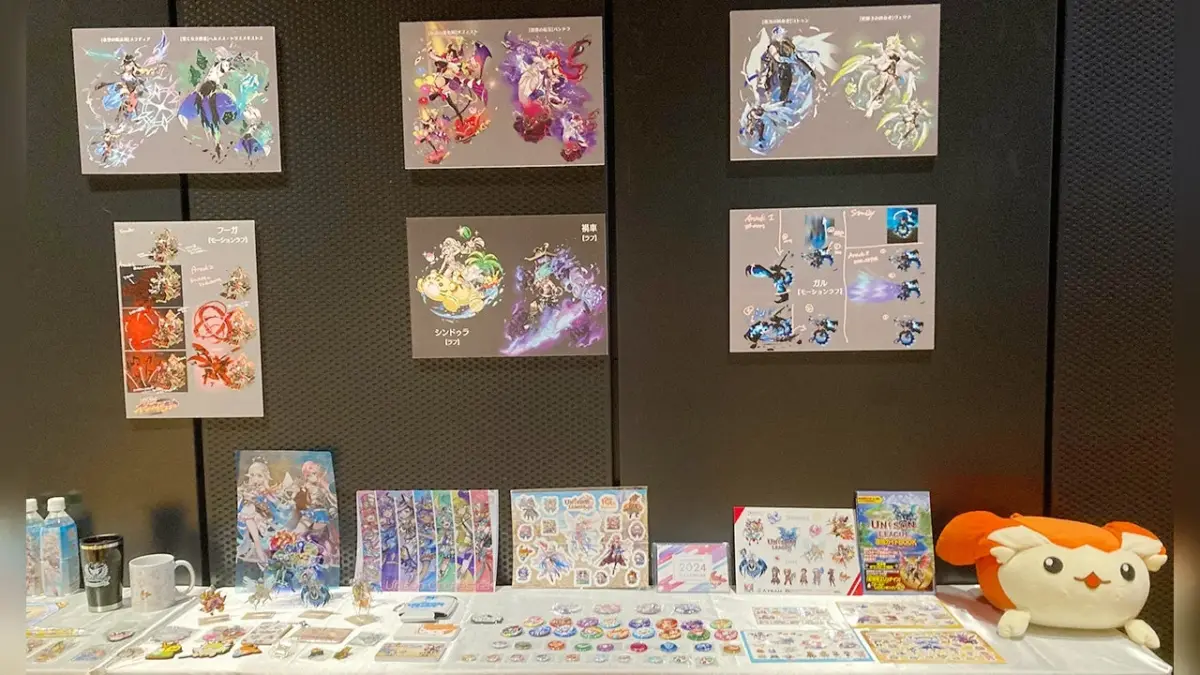 ゲーム「ユニゾンリーグ」のキャラクターイラストや関連グッズが並べられたブース