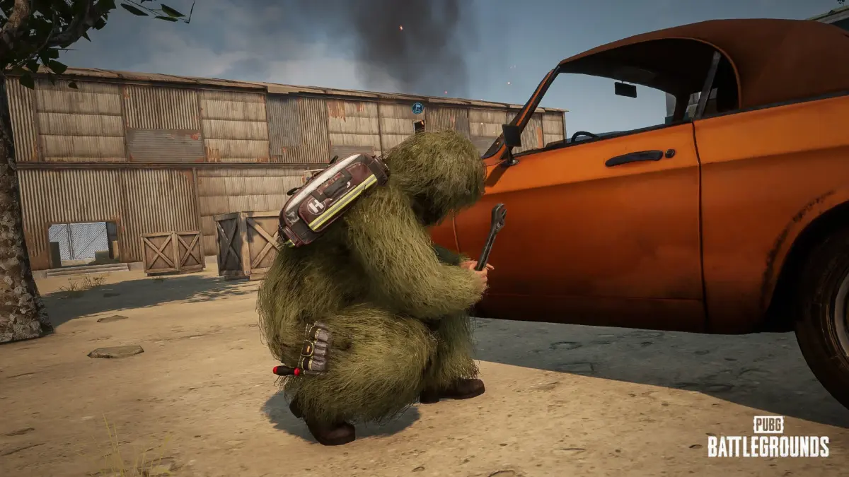 ギリースーツのキャラクターと車